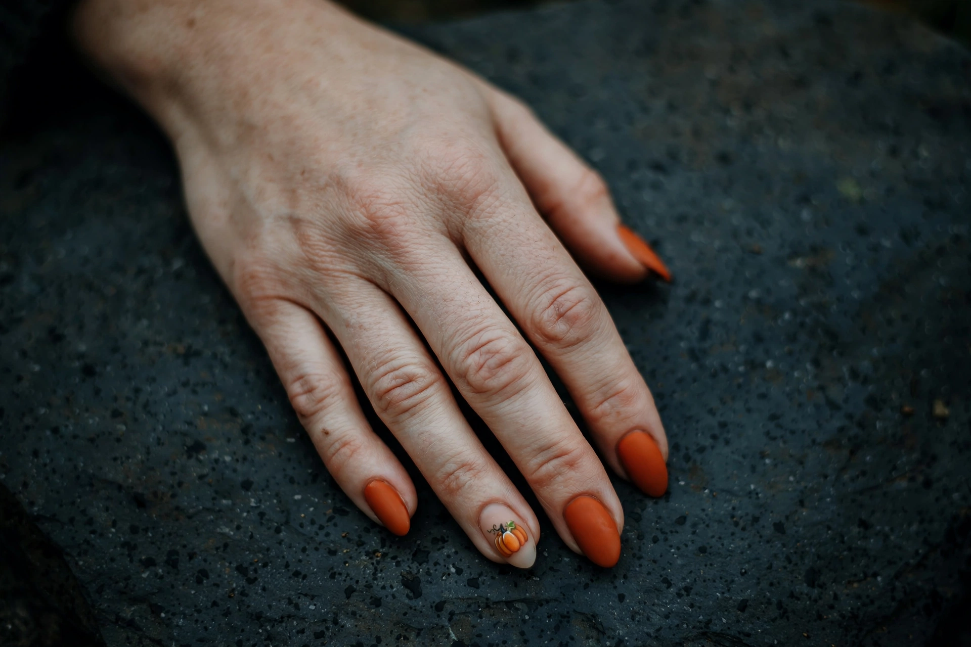 Easy Halloween designs for nails – mini pumpkin accent nail art